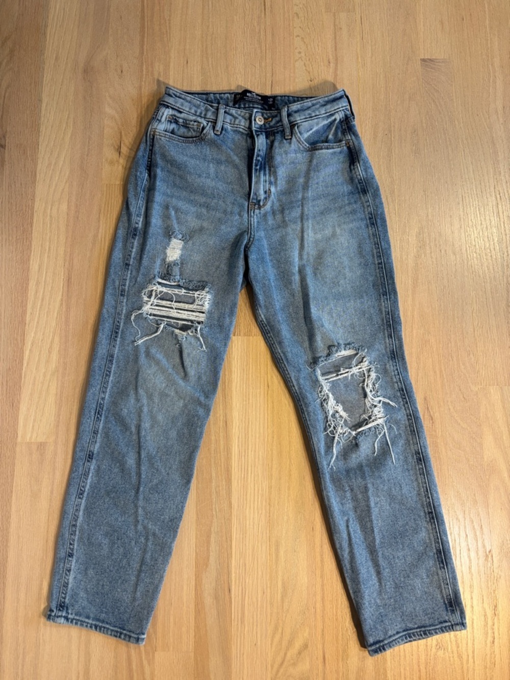 Hollister Ripped Ultra High Rise Mom Jeans in Medium Blue -518sku